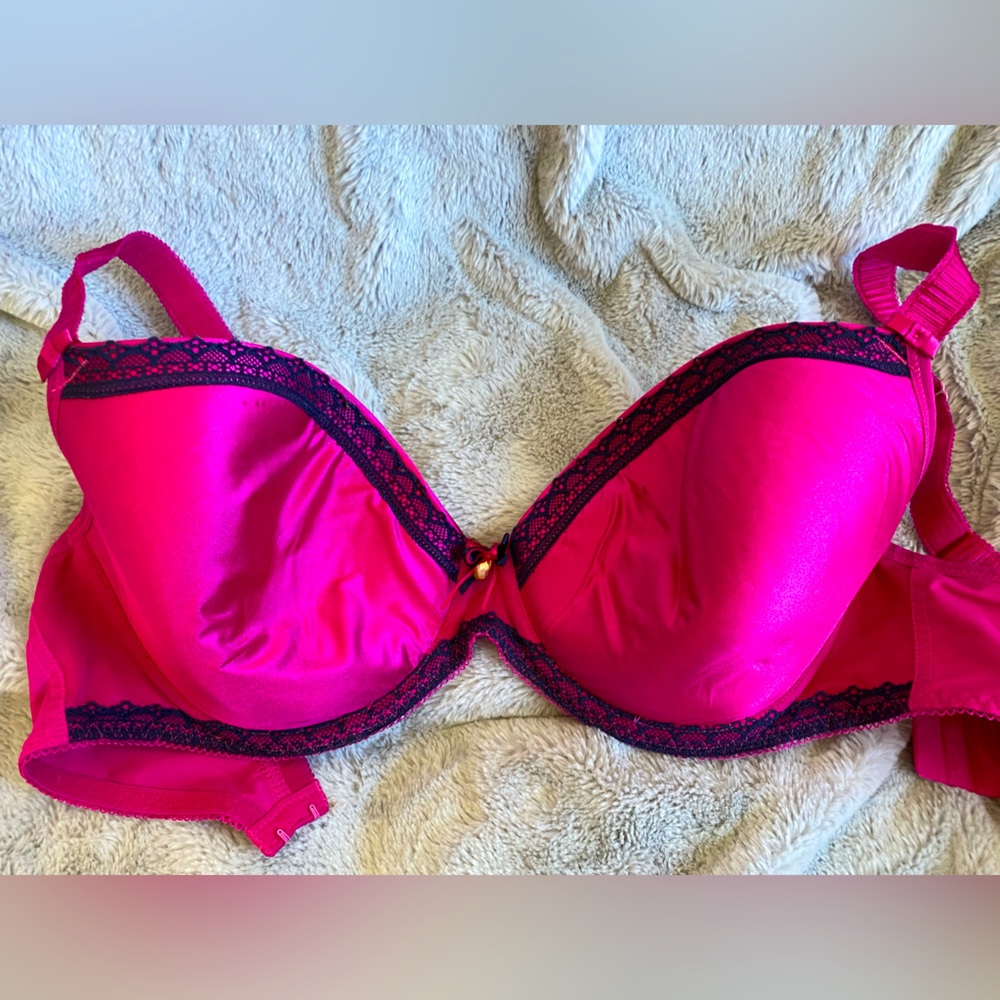 Freya lightly padded fuchsia pink bra. 32H (5D)